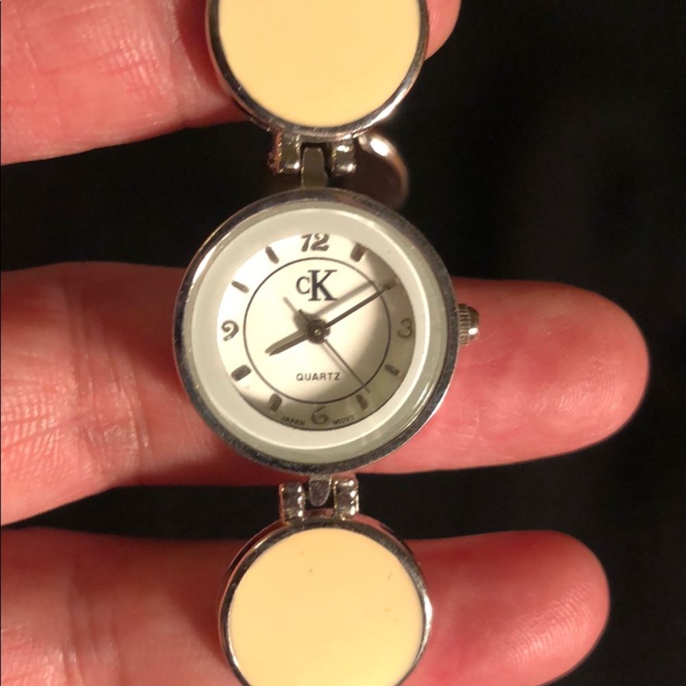 Women watch - Picture 2 of 4